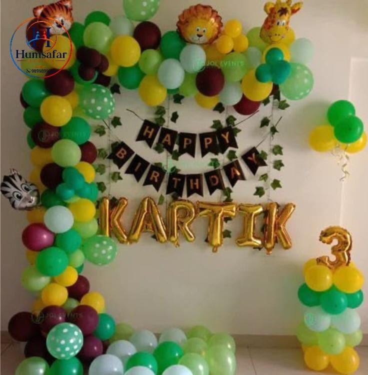 Cozy Jungle Balloon Arch Vignette 